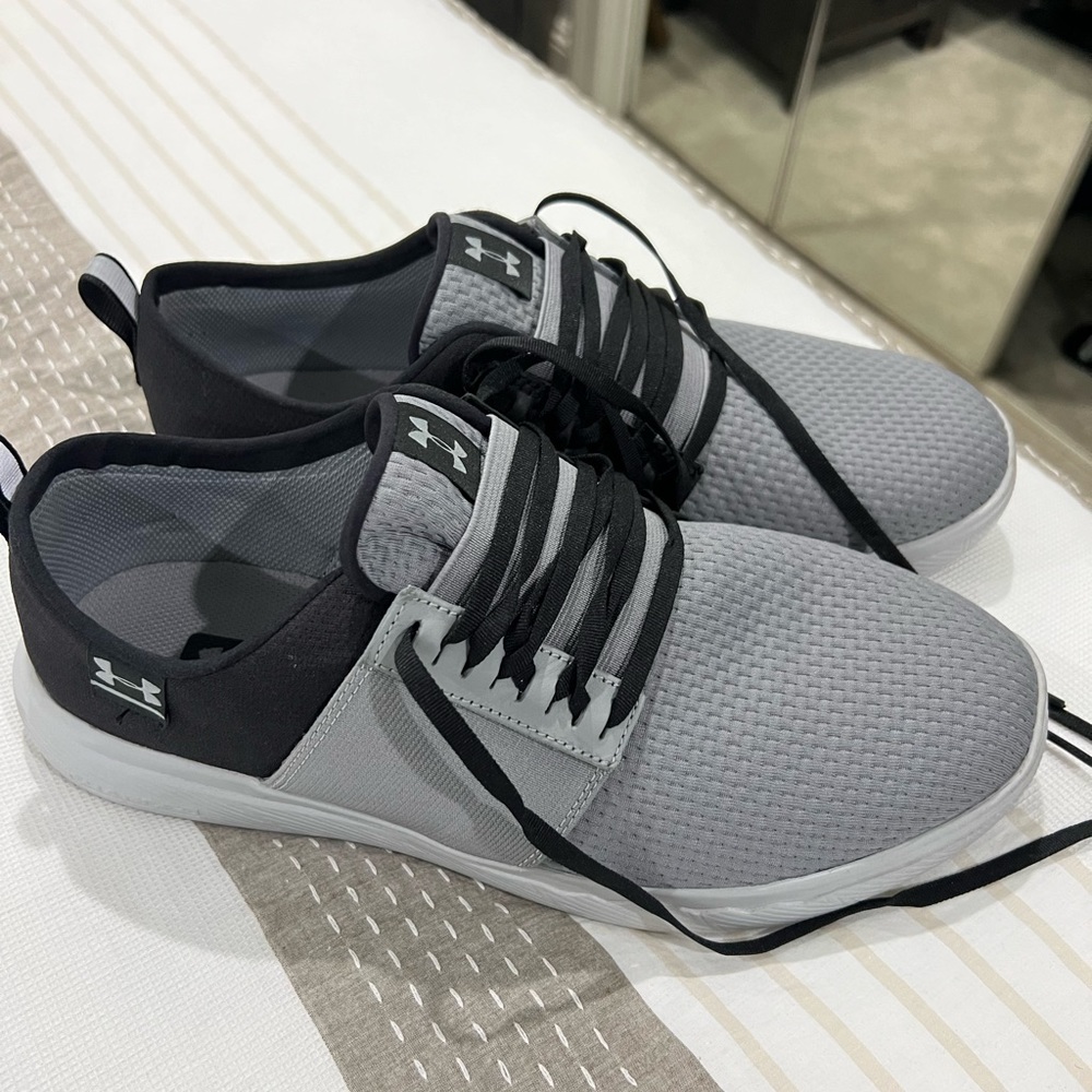 Under Armour sneakers.. like new!